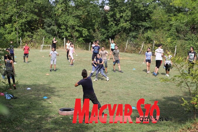 Sportfoglalkozás a Vöröskereszt táborában (Lakatos János felvétele)