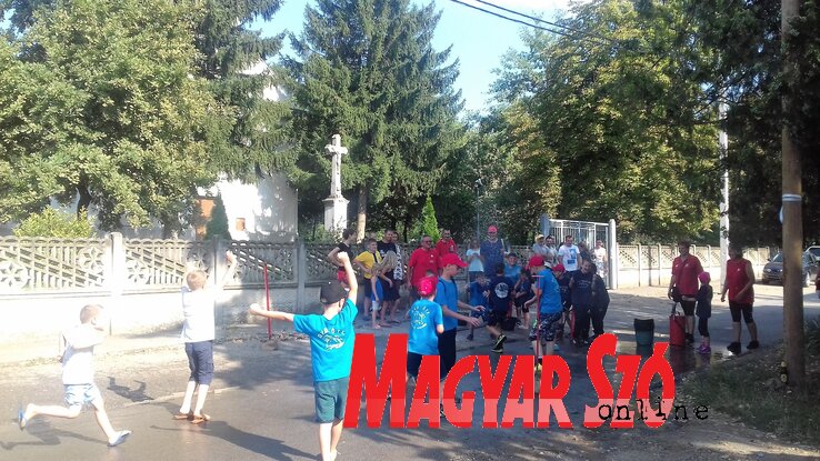 A gunarasi falunap egyik évek óta megszokott része a tűzoltó-bemutató, az idén a forróságban szemlélődő falubeliek, miközben gyönyörködtek a gyerekek ügyességében, váratlan felfrissülést kaptak a nyakukba (Kazinczy Paszterkó Diana felvétele) A gunarasi falunap egyik évek óta megszokott része a tűzoltó-bemutató, az idén a forróságban szemlélődő falubeliek, miközben gyönyörködtek a gyerekek ügyességében, váratlan felfrissülést kaptak a nyakukba (Kazinczy Paszterkó Diana felvétele)