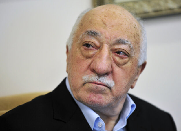 Összesen csaknem 220 ezer embert vettek őrizetbe azzal a gyanúval, hogy közük lehet a Gülen-hálózathoz és az összeesküvéshez. A felvételen Fethullah Gülen, aki Ankara szerint a 2016. évi puccskísérlet eszmei atyja (fotó: AP/Beta) Összesen csaknem 220 ezer embert vettek őrizetbe azzal a gyanúval, hogy közük lehet a Gülen-hálózathoz és az összeesküvéshez. A felvételen Fethullah Gülen, aki Ankara szerint a 2016. évi puccskísérlet eszmei atyja (fotó: AP/Beta)