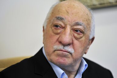 Összesen csaknem 220 ezer embert vettek őrizetbe azzal a gyanúval, hogy közük lehet a Gülen-hálózathoz és az összeesküvéshez. A felvételen Fethullah Gülen, aki Ankara szerint a 2016. évi puccskísérlet eszmei atyja (fotó: AP/Beta)