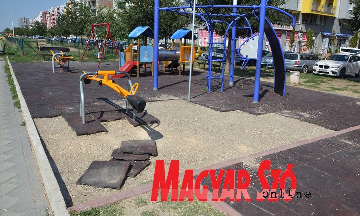 A nyár folyamán vandálok garázdálkodtak az újvidéki játszótereken, ezért az önkormányzat felhívást intézett a polgárokhoz, hogy vigyázzanak jobban a gyermeklétesítményekre (Ótos András felvétele)