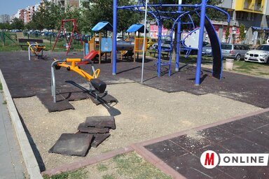 A nyár folyamán vandálok garázdálkodtak az újvidéki játszótereken, ezért az önkormányzat felhívást intézett a polgárokhoz, hogy vigyázzanak jobban a gyermeklétesítményekre (Ótos András felvétele)