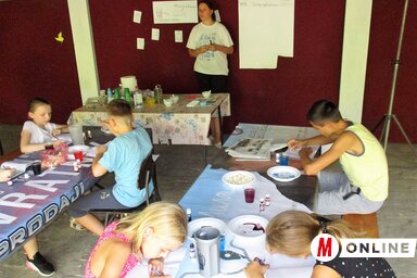 Kanyó Anikó tanárnő élményként adja át a kémia rejtelmeit (Sihelnik Ágnes felvétele)