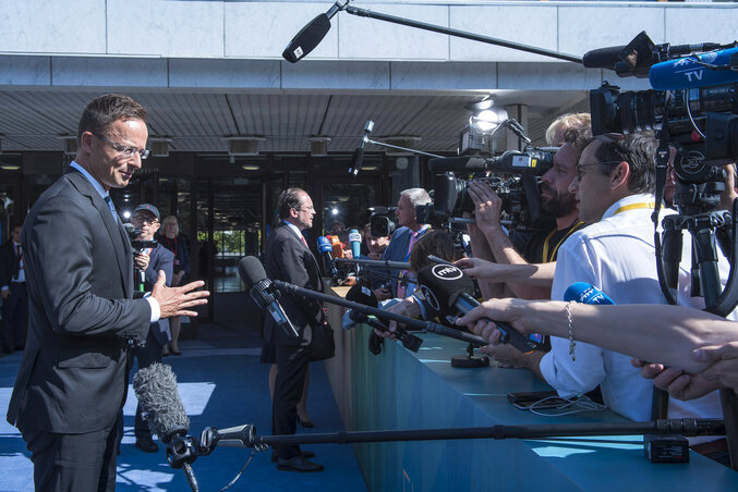 Szijjártó Péter nyilatkozik a sajtónak (Fotó: MTI)