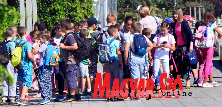 Hétfőn kezdődik a tanév, a rendőrség fokozza a jelenlétét az oktatási intézmények környékén (Dávid Csilla illusztrációja)