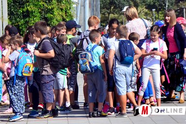 Hétfőn kezdődik a tanév, a rendőrség fokozza a jelenlétét az oktatási intézmények környékén (Dávid Csilla illusztrációja)