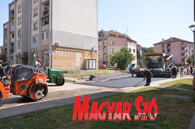 A napokban már járható lesz az autós forgalom számára a topolyai Vid-napi utca (Kazinczy Paszterkó Diana felvétele)