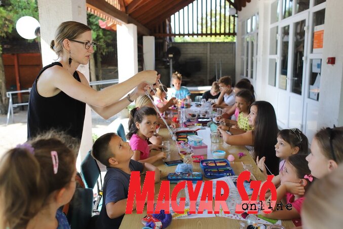 Kreatív kézműves foglalkozás a vakációzárón (Lakatos János felvétele)