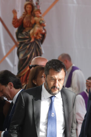 A hoppon maradt Matteo Salvini bizonyosan mindent elkövet majd, hogy mielőbb visszatérjen a reflektorok fényébe, ha egy mód van rá, egyenesen a kormányfői minőségben (Fotó: Beta/AP)