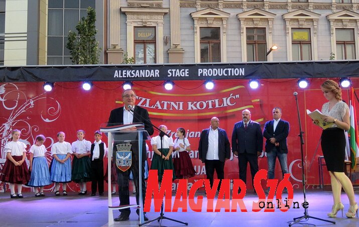 Nyilas Mihály köszönti az egybegyűlteket (Fotó: Kecskés István) Nyilas Mihály köszönti az egybegyűlteket (Fotó: Kecskés István)