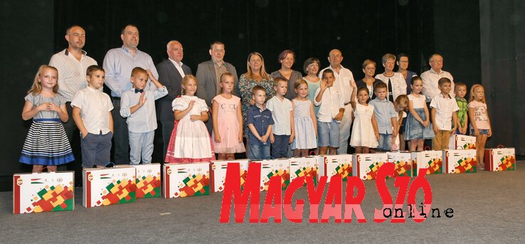 A magyarkanizsai kisdiákok a gazdagon összeállított tanszercsomaggal (Fotó: Puskás Károly) A magyarkanizsai kisdiákok a gazdagon összeállított tanszercsomaggal (Fotó: Puskás Károly)
