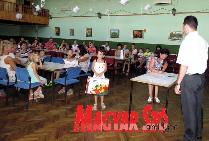 Ajándék a magyar elsősöknek (Fotó: Kecskés István)