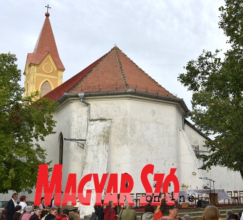 A templom falai meszelésre várnak(Gergely József felvétele) A templom falai meszelésre várnak(Gergely József felvétele)
