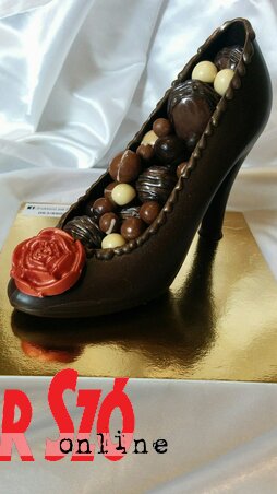 Csoki és cipő. Minden nő kedvence. (Gergely Árpád felvétele)