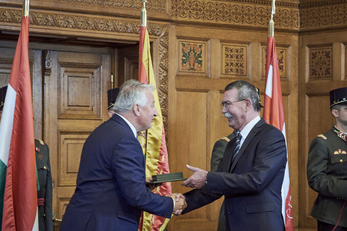 Dr. Farkas Emil átveszi a Magyar Arany Érdemkeresztet (Fotó: Miniszterelnökség) Dr. Farkas Emil átveszi a Magyar Arany Érdemkeresztet (Fotó: Miniszterelnökség)