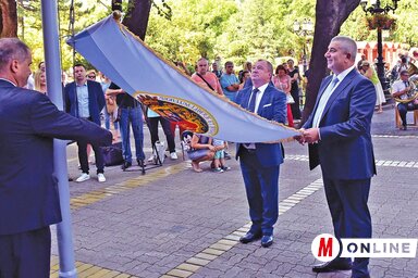 Bunford Tivadar és Bogdan Laban felvonták Szabadka zászlaját (Gergely Árpád felvétele)