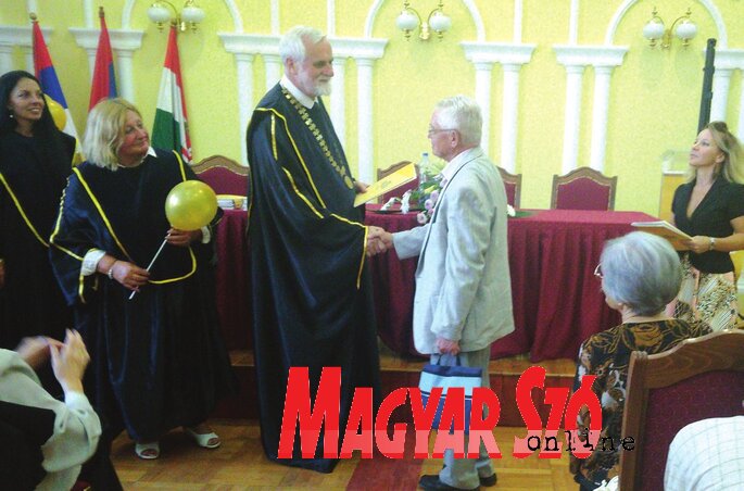 Dr. Bagi Ferenc átveszi a gyémántoklevelet (Gergely Árpád felvétele) Dr. Bagi Ferenc átveszi a gyémántoklevelet (Gergely Árpád felvétele)