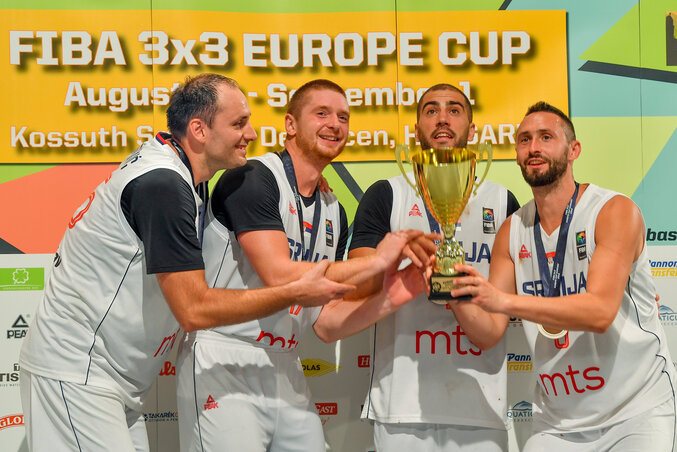 A győztes szerb válogatott tagjai, Danilo Mijatović, Marko Savić, Dušan Bulut és Dejan Majstrović (b-j) (Fotó: MTI/Czeglédi Zsolt)