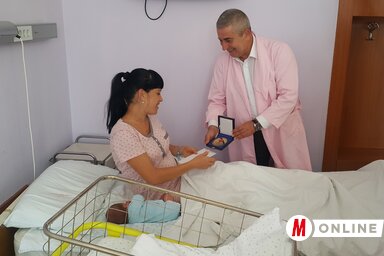 A kismamák emlékplakettet, vásárlási utalványt és virágcsokrot kaptak ajándékba a polgármestertől (Fotó: Lackó Varjú Sára)