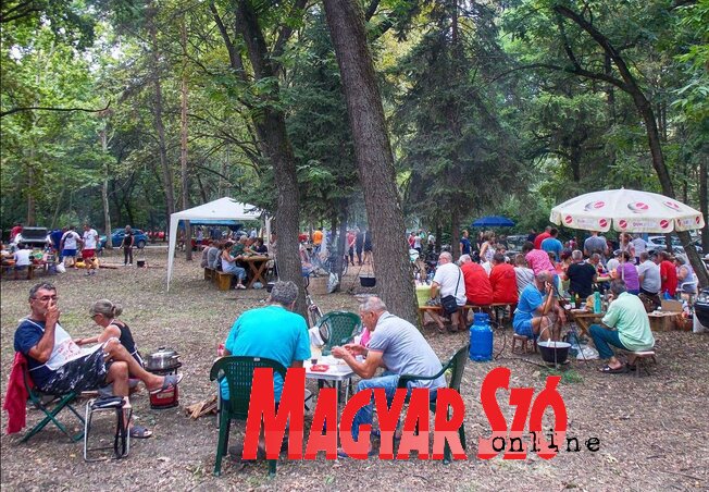 Megtelt versenyzőkkel az Adica Üdülőközpont parkja (Fotó: Horváth Zsolt) Megtelt versenyzőkkel az Adica Üdülőközpont parkja (Fotó: Horváth Zsolt)