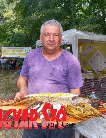 A zentai Branko Mataruga a díjnyertes töltött, sült csukával (Fotó: Horváth Zsolt) A zentai Branko Mataruga a díjnyertes töltött, sült csukával (Fotó: Horváth Zsolt)