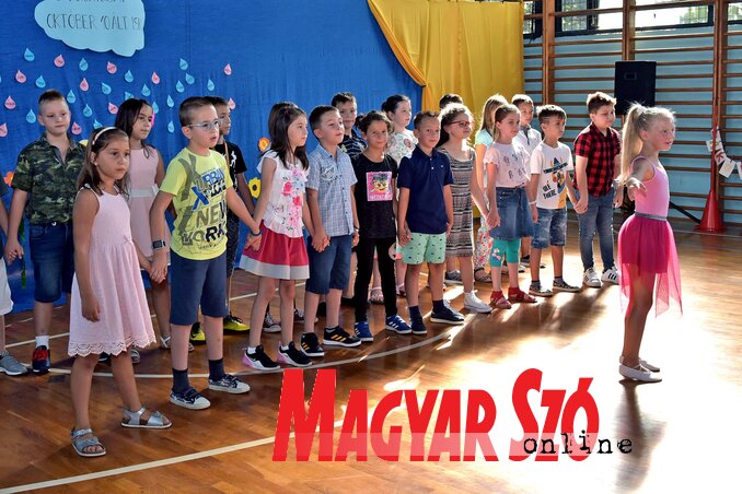 A szabadkai Október 10. Általános Iskola alsós diákjai zenés-verses műsorral kedveskedtek új iskolatársaiknak (Gergely Árpád felvétele)