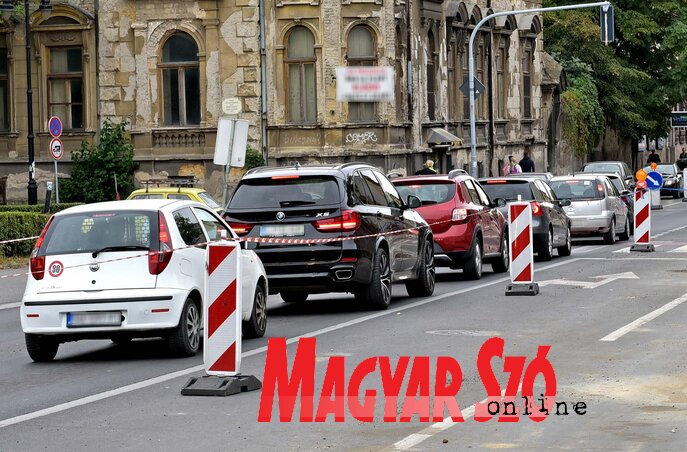 Autósor a Makszim Gorkij utca és a Radić fivérek utca kereszteződésénél (Fotó: GVergely Árpád)