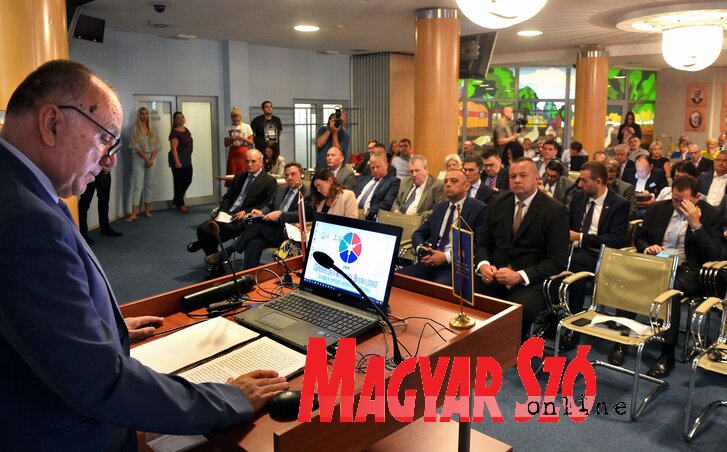 Boško Vučurević megnyitja a konferenciát (Fotó: Dávid Csilla)