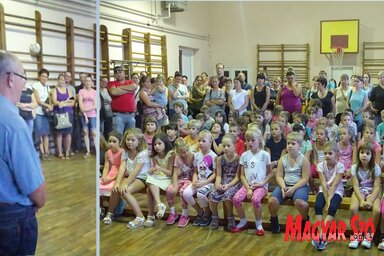 Az elsősök feszült figyelemmel várják a tanszercsomagok kiosztását (Góbor Béla felvétele)