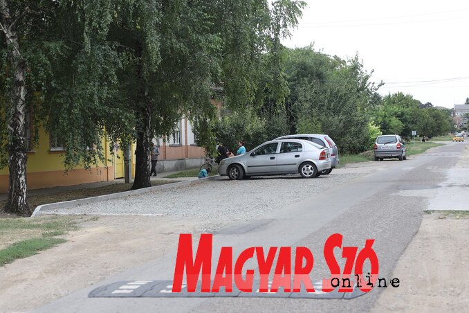 Új, zúzott köves parkoló az óvoda előtt (Lakatos János felvétele) Új, zúzott köves parkoló az óvoda előtt (Lakatos János felvétele)