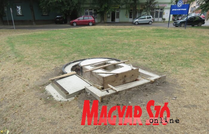 A világbajnok szobrának talapzata, a szobor csütörtökön kerül a helyére (Fotó: Patyi Szilárd) A világbajnok szobrának talapzata, a szobor csütörtökön kerül a helyére (Fotó: Patyi Szilárd)