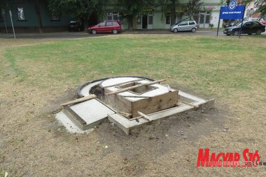 A világbajnok szobrának talapzata, a szobor csütörtökön kerül a helyére (Fotó: Patyi Szilárd)
