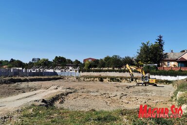 A fürdő alapjait cölöpökkel erősítik meg, háttérben az épülő stadion (Tóth Péter felvétele)