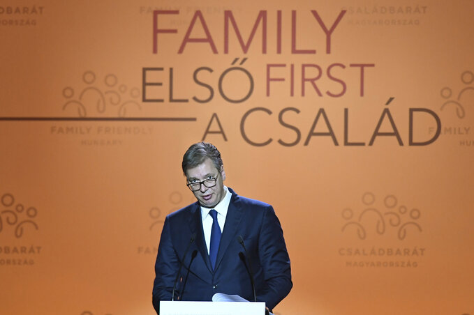 A budapesti demográfiai értekezleten az államelnök arra hívta fel a figyelmet, hogy Szerbiában évente egy olyan létszámú városnak megfelelő népesség „tűnik el”, mint Nagykikinda(fotó:MTI) A budapesti demográfiai értekezleten az államelnök arra hívta fel a figyelmet, hogy Szerbiában évente egy olyan létszámú városnak megfelelő népesség „tűnik el”, mint Nagykikinda(fotó:MTI)