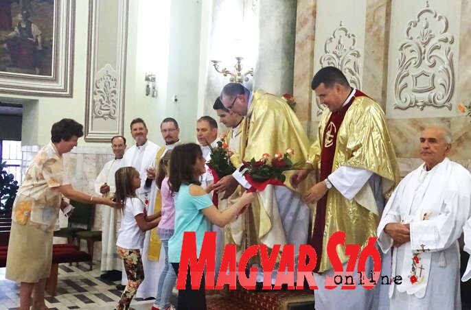 Az újmisések köszöntése (Góbor Béla felvétele) Az újmisések köszöntése (Góbor Béla felvétele)