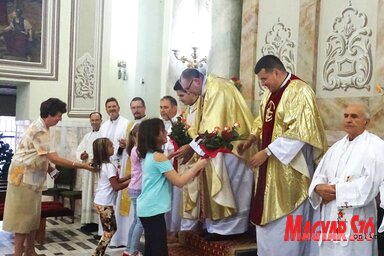 Az újmisések köszöntése (Góbor Béla felvétele)