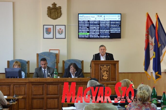 Kislinder Gábor községi elnök felszólal a 25. topolyai községi képviselő-testületi ülésen (Kazinczy Paszterkó Diana felvétele)