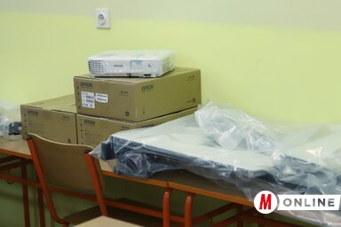 A felszerelésre váró projektorok és tartók (Lakatos János felvétele)