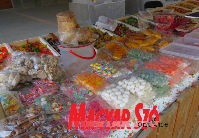 A színes cukorkák a vásári hangulat elengedhetetlen kellékei (Fotó: Patyi Szilárd)