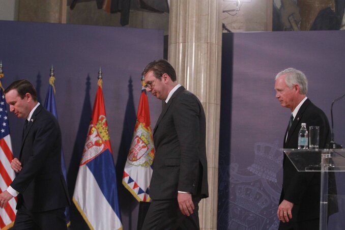 Christopher Murphy, Aleksandar Vučić és Ron Johnson a közös sajtótájékoztatót követően (Fotó:Beta) Christopher Murphy, Aleksandar Vučić és Ron Johnson a közös sajtótájékoztatót követően (Fotó:Beta)