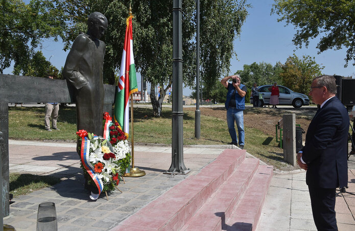 Radnóti Miklós szobra 15 éve áll a bori egészségház előtt