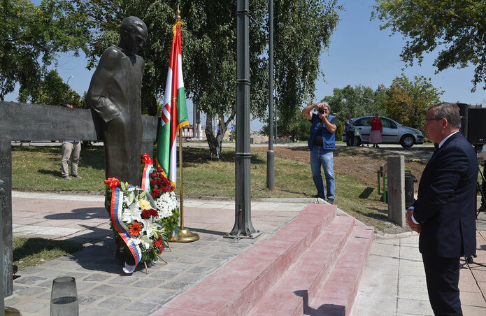 Radnóti Miklós szobra 15 éve áll a bori egészségház előtt Radnóti Miklós szobra 15 éve áll a bori egészségház előtt