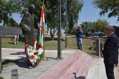 Radnóti Miklós szobra 15 éve áll a bori egészségház előtt