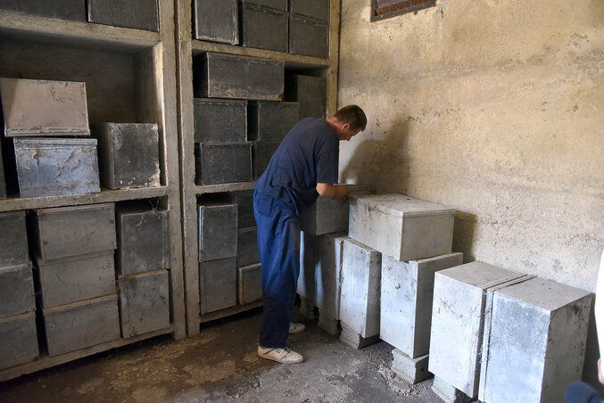 Negyvenhét névtelen magyar munkaszolgálatos földi maradványait őrzik ebben a kriptában