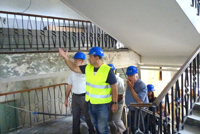 A polgármester munkatársaival megtekinti a felújítást (Góbor Béla felvétele)