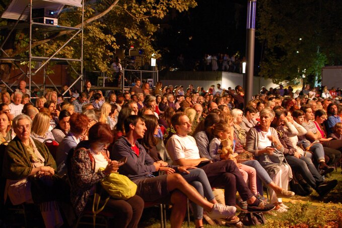 Charlie Chaplin két filmje és a Zágrábi Filharmónia élőzenéje nyugtatóan hatott a székváros lakóinak minden korosztályára (Bozsoki Valéria felvétele)