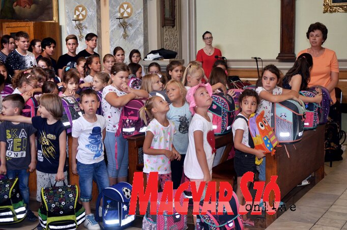 A tanévkezdés napján a Kókai Imre Általános Iskola minden diákja, a több mint 440 magyar ajkú gyerek iskolatáska-szentelésen vett részt a Szent Rozália-templomban (Dávid Csilla felvétele)