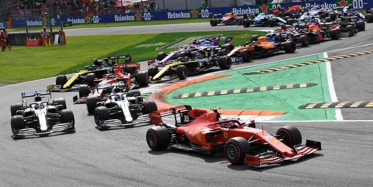 Leclerc Ferrarija a Mercedesek előtt az Olasz Nagydíj rajtján (Fotó: Beta/AP)