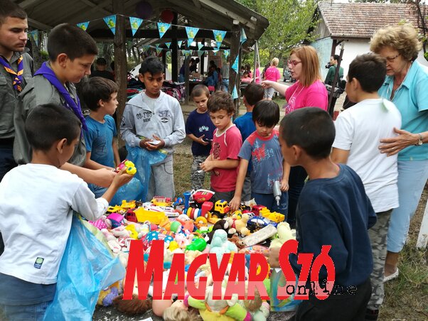A gyerekek nagy örömmel válogattak a játékok között (Fotó: Fehér Rózsa)