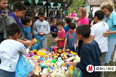 A gyerekek nagy örömmel válogattak a játékok között (Fotó: Fehér Rózsa)